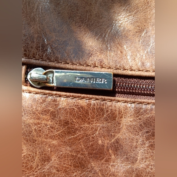 Danier Messenger Crossbody Leather Purse - Picture 4 of 13